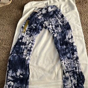 Women’s pants size medium never been worn